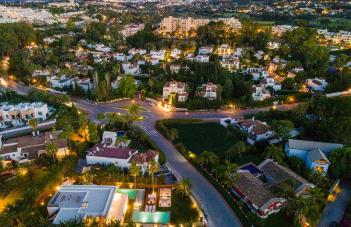 Полностью отремонтированная вилла с 4 спальнями  в Los Naranjos Golf/Nueva Andalucia