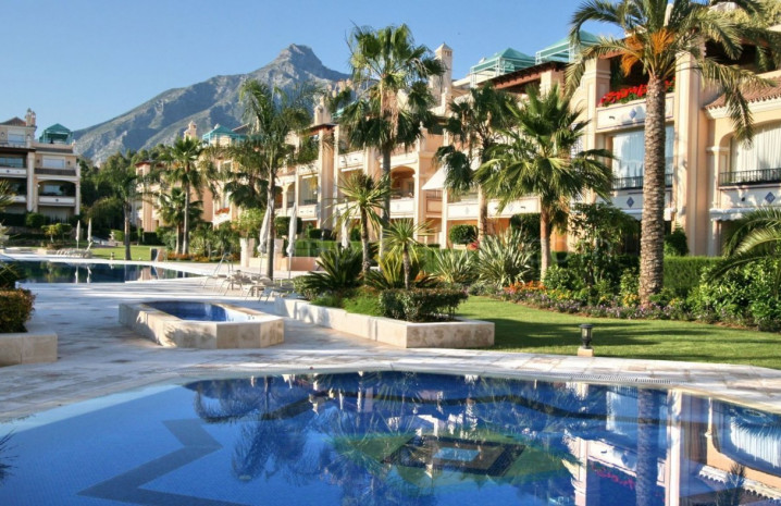 Просторная квартира на нижнем этаже в Lomas de Marbella Club, Golden Mile