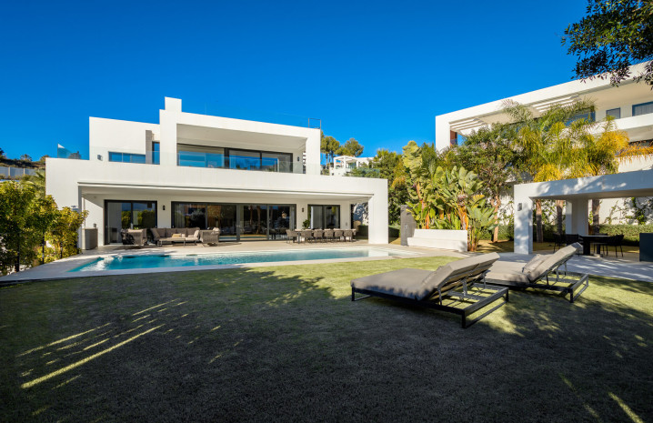 Contemporary Luxury VIlla  in a  Prestigious Gated Community