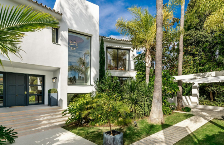 Contemporary Frontline golf villa