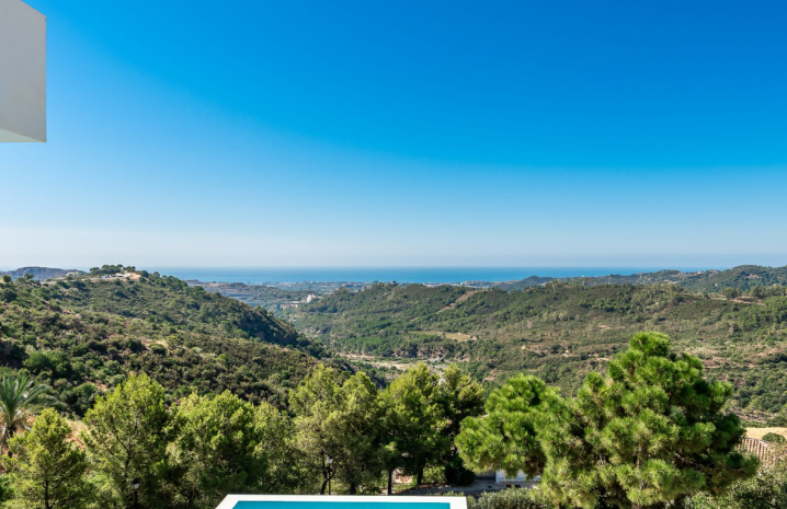 Contemporary Villa with Panoramic Sea View