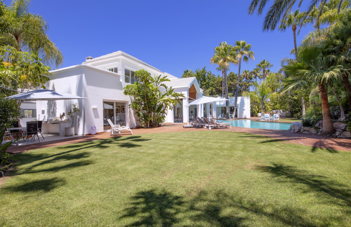 Stunning 6 bedrooom villa in Guadalmina Baja