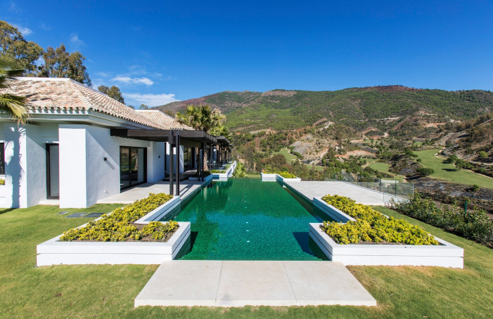 New Luxury Frontline Golf Villa in Zagleta